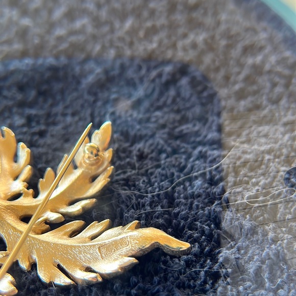 Vintage Trifari Gold Tone Leaf Brooch - Picture 3 of 4